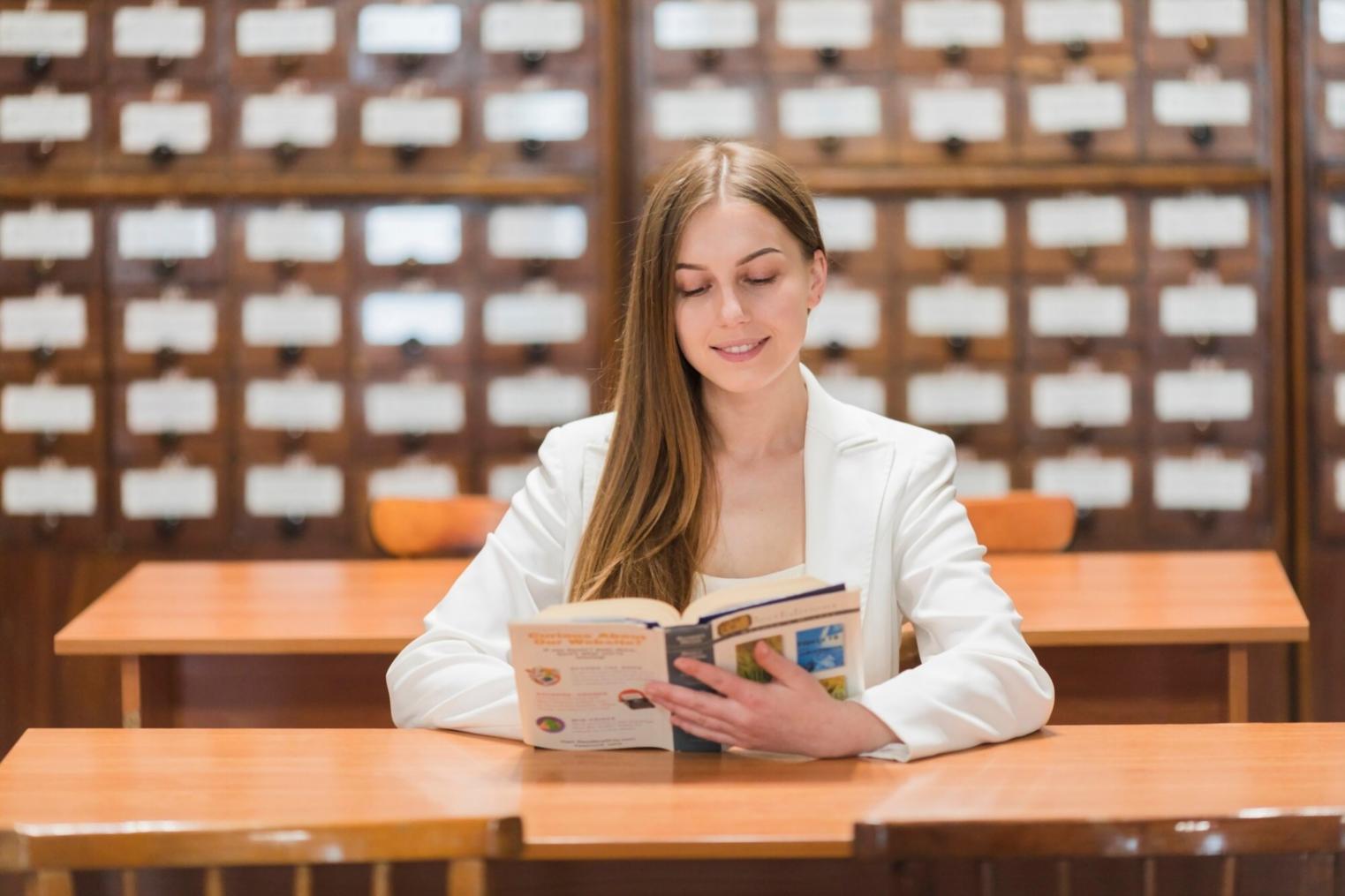 Student pracující na počítači během online lekce