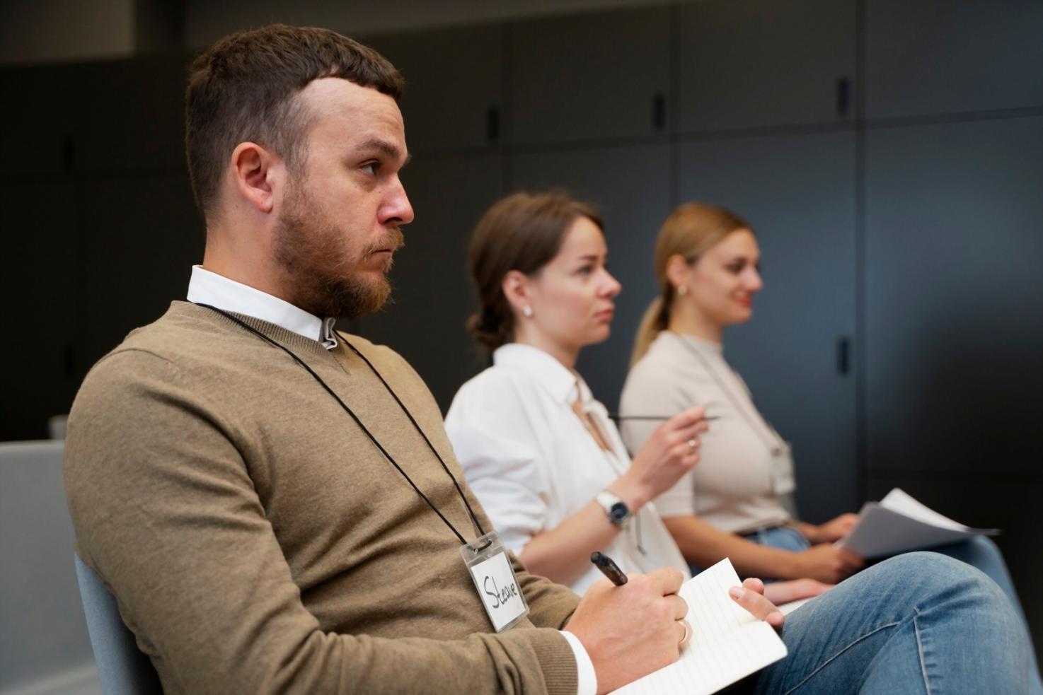Skupina lidí během video konference s usměvavými tvářemi